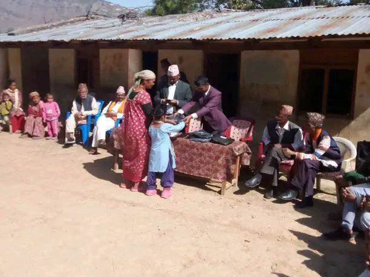 सिगास आधारभूत विद्यालयमा विव्यस अध्यक्ष बिष्टले पोशाक वितरण गरे 